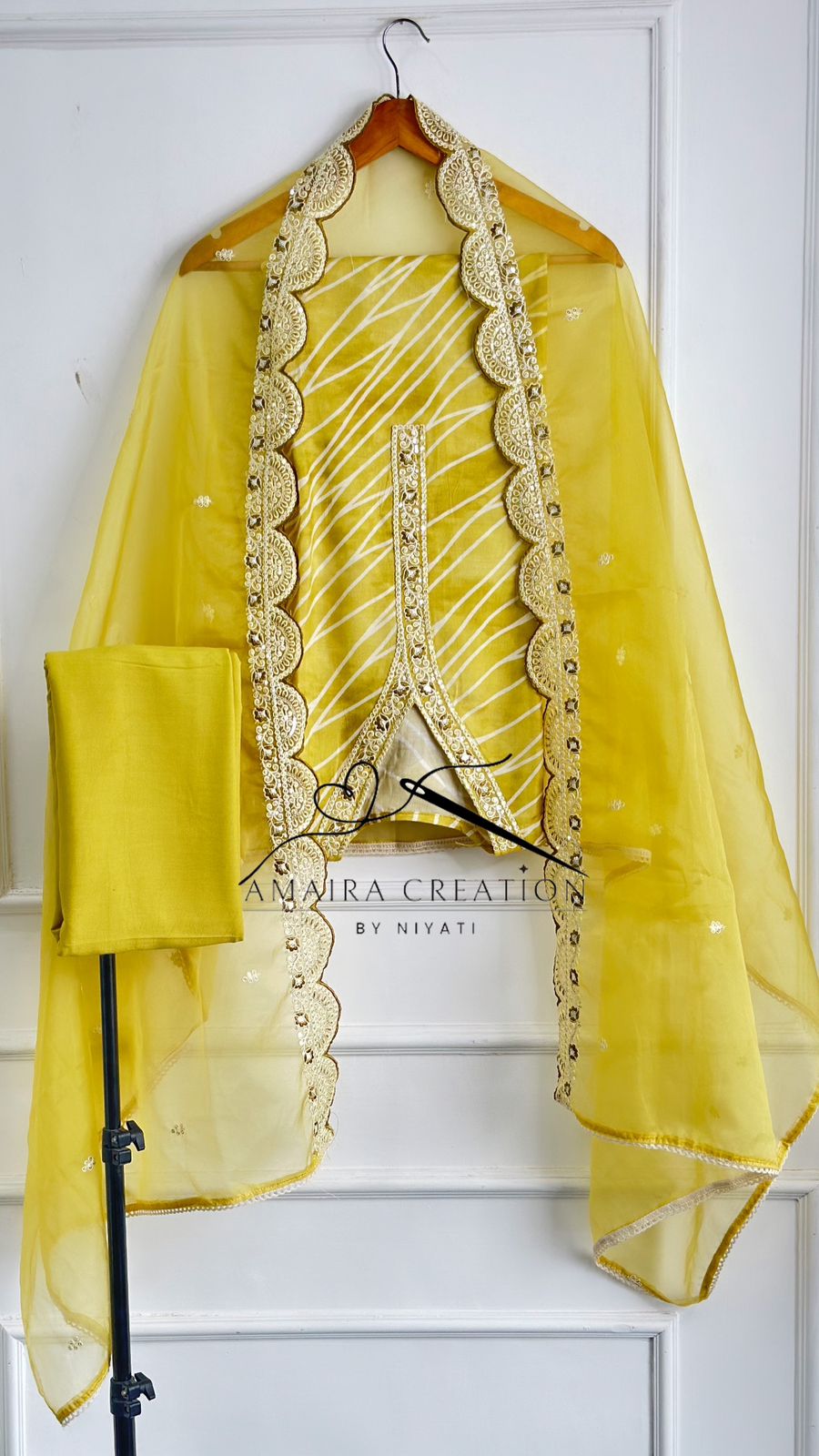 Muslin Fabric Unstitch Suit With Organza Dupatta