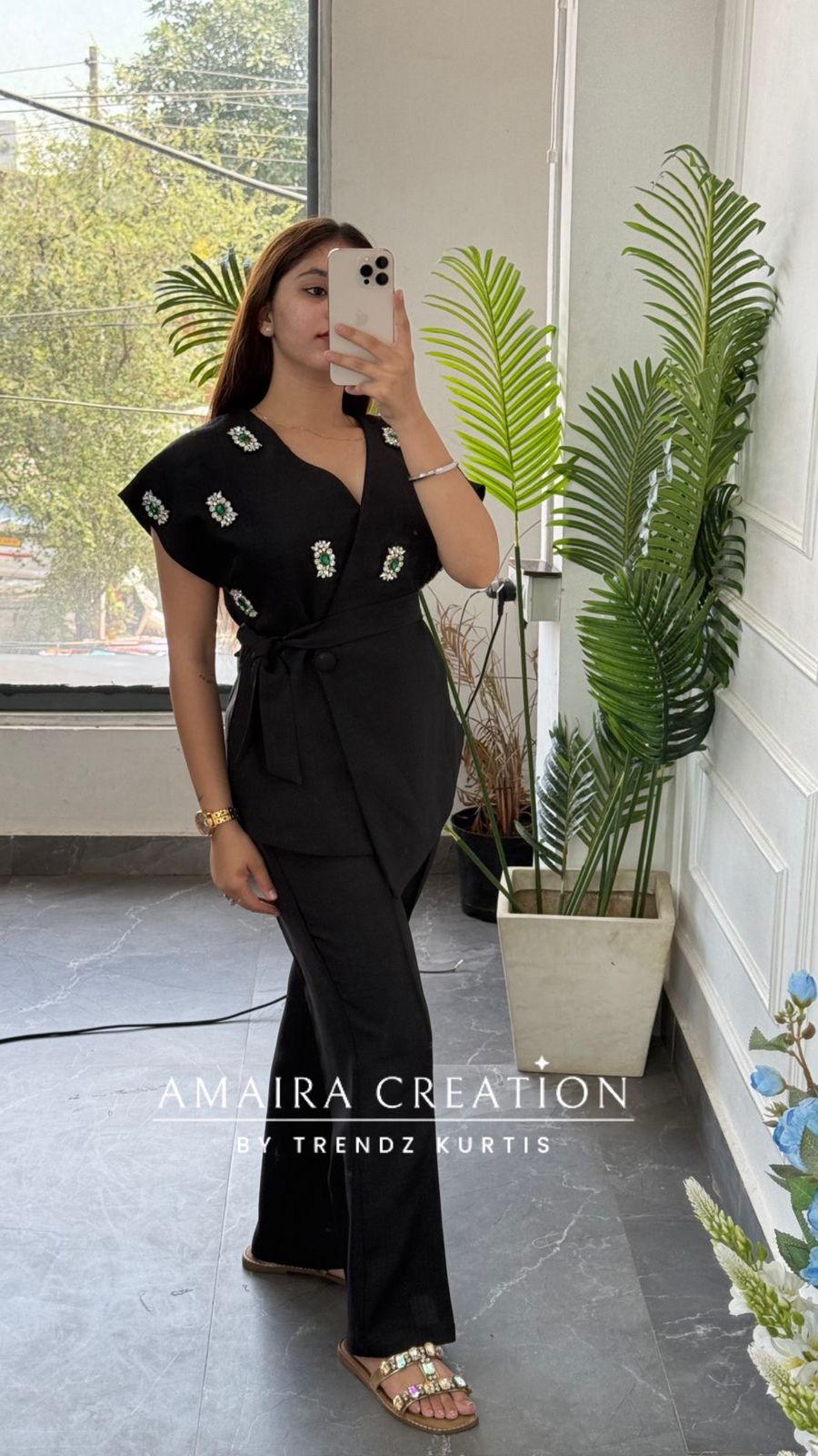Sultana (Black Colour)