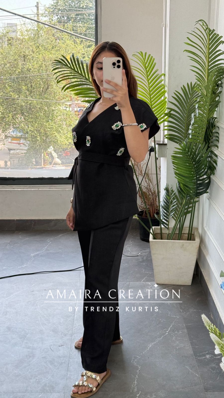 Sultana (Black Colour)