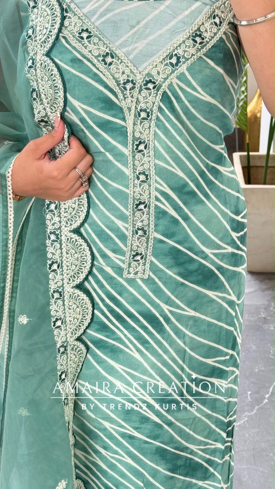 Muslin Fabric Unstitch Suit With Organza Dupatta
