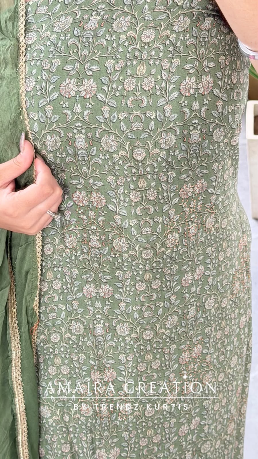 Premium Muslin Green Colour Unstitch Suit With Chiffon Dupatta